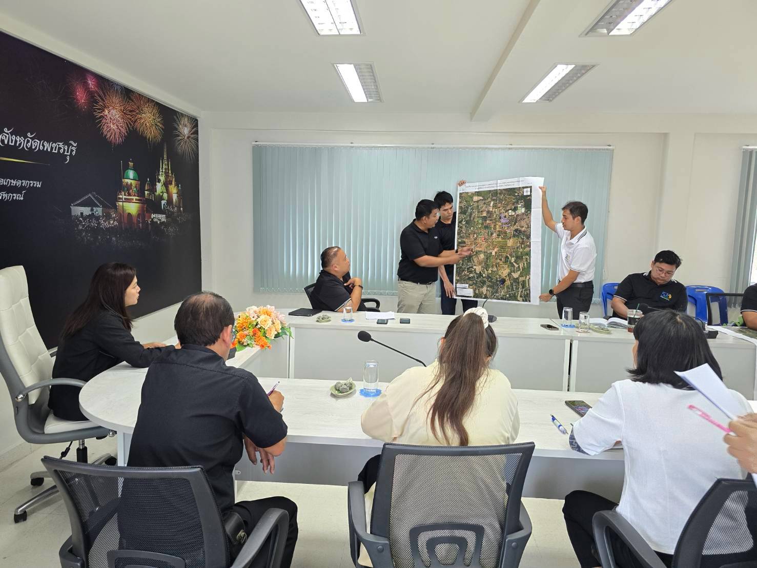 title - ปฏิรูปที่ดินจังหวัดเพชรบุรี พร้อมด้วย เจ้าหน้าที่ ส.ป.ก.เพชรบุรี ประชุมสรุปผลการติดตามแนวทางการแก้ไขปัญหาโครงการแก้ไขปัญหาที่ดินทำกินของเกษตรกรสภาประชาชน 4 ภาค ร่วมกับเจ้าหน้าที่ 3 สำนักของสำนักงานการปฏิรูปที่ดินเพื่ือเกษตรกรรม ได้แก่ สำนักกฎหมาย สำนักจัดการปฏิรูปที่ดิน และสำนักจัดการแผนที่และสารบบที่ดิน